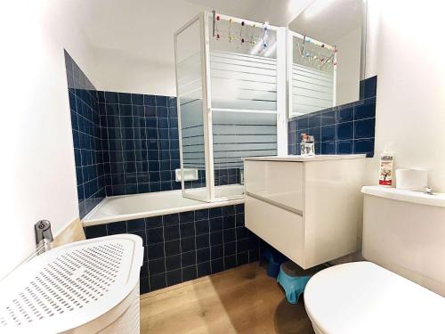 a bathroom with a toilet and a sink and a tub at Studio lumineux proche plage, bois, marché - 4 pers, parking, animaux acceptés - FR-1-245-207 in Le Pouliguen
