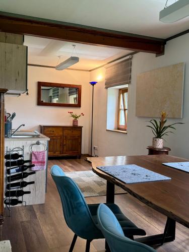 a kitchen and dining room with a table and chairs at Ferienwohnung im Thermenland in Kleinkögeln