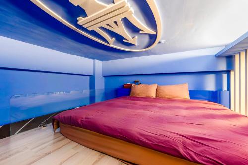 a bedroom with a large bed with a large chandelier at Happiness Romantic B&B in Donggang