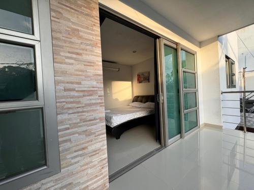 a bedroom with a bed in a room with windows at Apartamento la Isla 2-Coveñas in Coveñas
