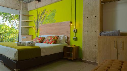 Postel nebo postele na pokoji v ubytování Los Patios Hostel Medellin
