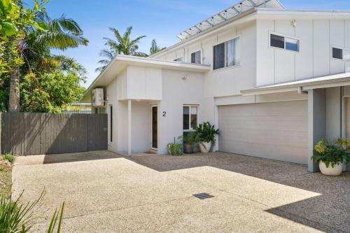 a white house with a garage at Fully airconditioned, pet friendly, 5mins to beach in Caloundra
