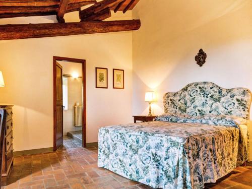 - une chambre avec un lit dans l'établissement Villa Petra, à Greve in Chianti