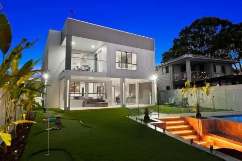 Πισίνα στο ή κοντά στο Ocean Escape - Majestic, Luxurious Canal Home