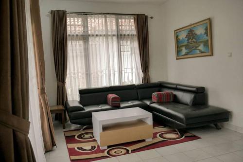 Χώρος καθιστικού στο Villa Lotus Puncak D03
