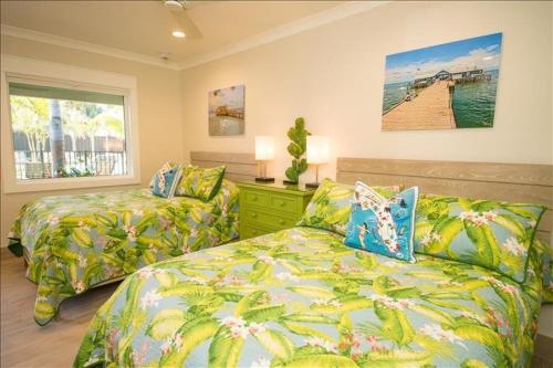 Giường trong phòng chung tại The Rod and Reel Resort Suite 7