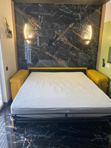 Ce lit se trouve dans un dortoir doté d'un mur en pierre. dans l'établissement Chambre d hôte lac du Der orconiat, à Orconte