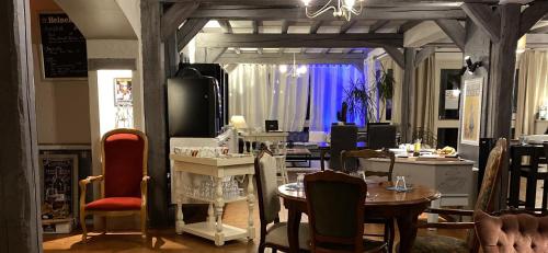 Posezení v ubytování Logis Hôtel Médiéval, Montélimar Nord