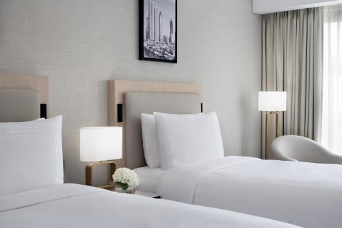 um quarto de hotel com duas camas e duas lâmpadas em JW Marriott Hotel Marina no Dubai