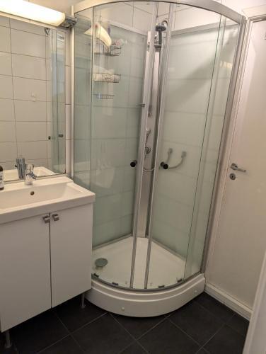 スタヴァンゲルにあるSentrumsnær leilighetのシャワーと洗面台付きのバスルーム