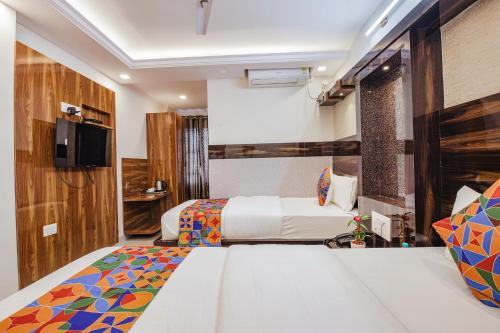 FabHotel SG5 Inn Suites-Yelahankaにあるベッド