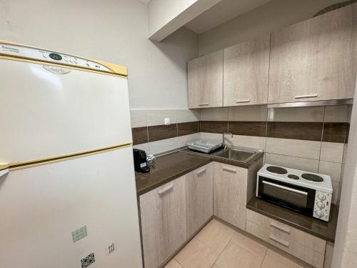 Dapur atau dapur kecil di Makis House