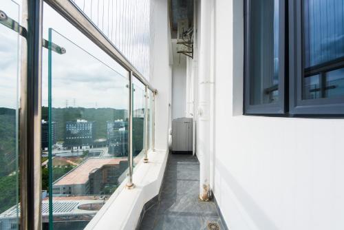 Μπαλκόνι ή βεράντα στο WESU Apartment - Shenzhen Longhua Dalang Fashion Dalang Town Branch