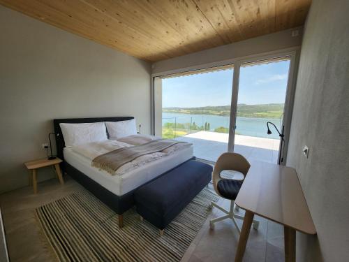 Postel nebo postele na pokoji v ubytování Lakeview Guest Rooms with huge rooftop terrace