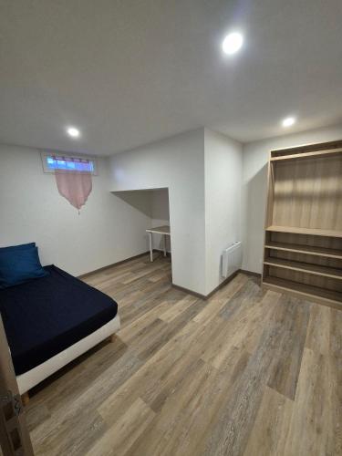 une chambre avec un lit et un escalier à l'intérieur dans l'établissement Appartement souplex T3 coin nuit logement entier, à Argenteuil