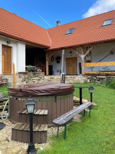 Ein Garten an der Unterkunft Statek DĚRAVÁ BOTA