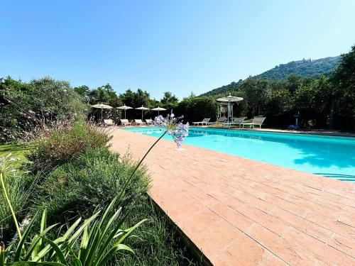 a large swimming pool with at Nonna Nara Bed & Breakfast in Grosseto