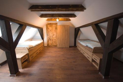 Ein Bett oder Betten in einem Zimmer der Unterkunft Statek DĚRAVÁ BOTA