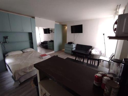 パリにあるapartment pl REPUBLIQUEの部屋にベッドと椅子がある寝室