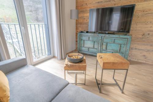 un salon avec un canapé et une télévision à écran plat dans l'établissement Apartmán Vlčice 419, à Trutnov