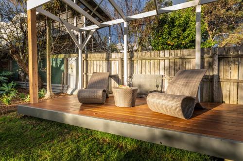 Κήπος έξω από το Gorgeous Sunset View, Pet Friendly with Huge Yard