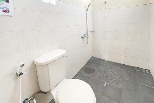 Ванная комната в Hotel Shanty Mitra RedDoorz