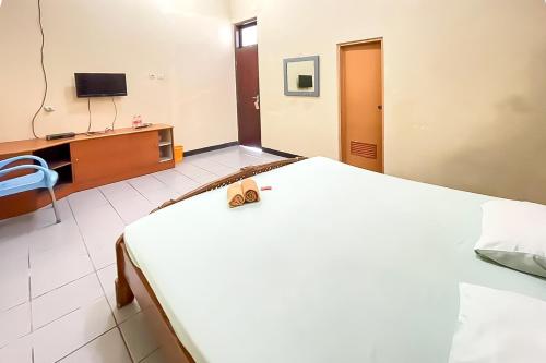 Телевизор и/или развлекательный центр в Hotel Shanty Mitra RedDoorz