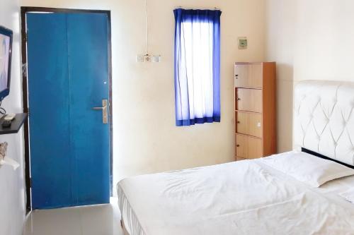 Ένα ή περισσότερα κρεβάτια σε δωμάτιο στο Richmond Guest House Cirebon RedPartner