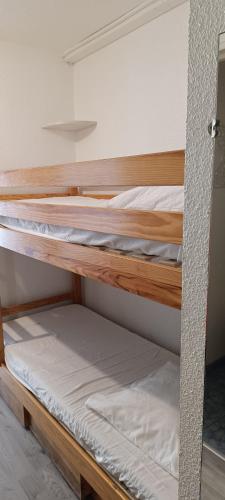 quelques lits superposés dans une chambre dans l'établissement CAP6 Studio 4 personnes, au Cap d'Agde