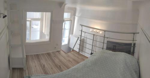 une chambre avec un lit et deux fenêtres dans l'établissement Appartement centre-ville - Kids Friendly, à Clichy