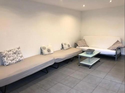 une chambre avec deux lits et une table dans l'établissement Studio maison de vacances, à Toulon