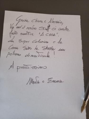 a piece of paper with handwriting on it at Agri-alloggio le Poscole Al Canton in Castelgomberto