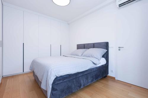 Postel nebo postele na pokoji v ubytování Downtown Luxe Retreat- Konventná