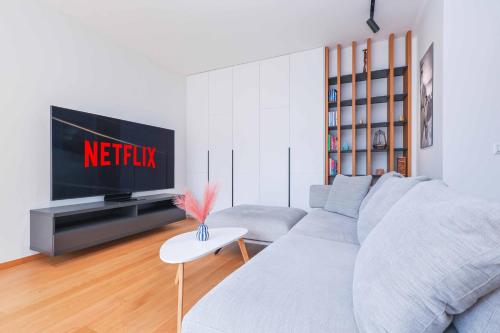 TV a/nebo společenská místnost v ubytování Downtown Luxe Retreat- Konventná