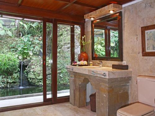 Ett badrum på Toya Retreat Villa