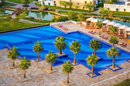 an overhead view of a large swimming pool with palm trees at InterContinental Durrat Al Riyadh Resort & Spa by IHG in Riyadh