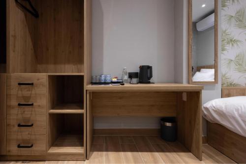 a room with a desk and a bed and a bedroom at University Boutique Rooms in Msida