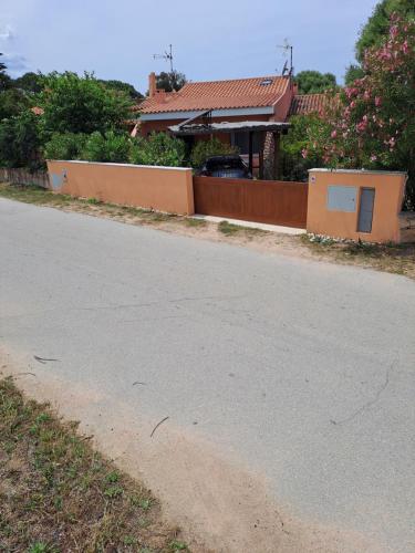 an empty road in front of a house at maison 2 chambres proche de la mer in Rena Majore