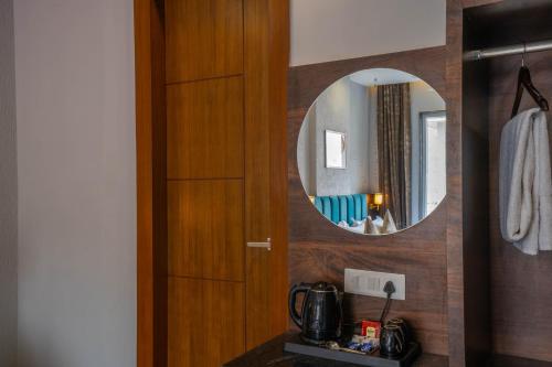 Łazienka z lustrem i drewnianymi drzwiami w obiekcie Perfectstayz Premium Laxmi Heritage with Rooftop Pool & Cafe w mieście Rishikesh