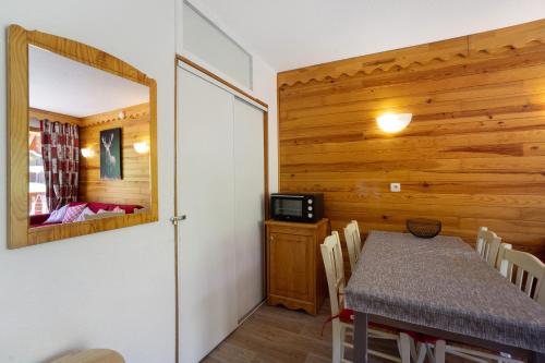 une salle à manger avec une table et un miroir dans l'établissement A3 405 Appart au pied des pistes, à Saint-François-Longchamp