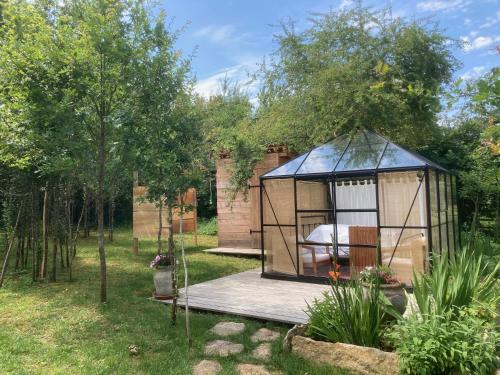 a greenhouse in the backyard of a house at Le jardin secret in Semur-en-Auxois