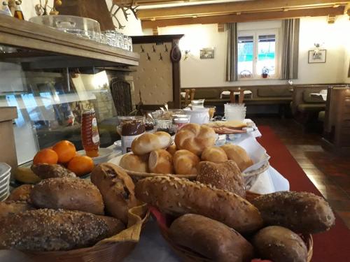 a table topped with lots of different types of bread at Frühstückspension Wagrain - Viktoria Flasch in Wagrain