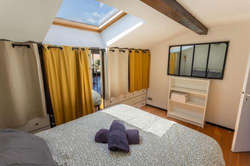 - une chambre avec un lit et une serviette violette dans l'établissement Roof Top in Center of Toulouse-Free Parking-, à Toulouse