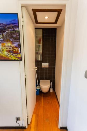 - une salle de bains avec toilettes dans le couloir dans l'établissement Roof Top in Center of Toulouse-Free Parking-, à Toulouse
