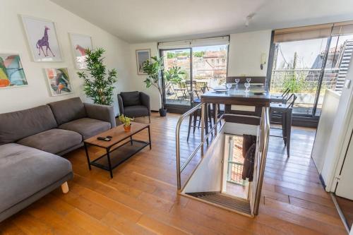 un salon avec un canapé et une table dans l'établissement Roof Top in Center of Toulouse-Free Parking-, à Toulouse