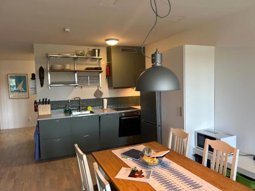 Una cocina o cocineta en Newly built bright apartment, close to everything If you want to visit Stockholm, you will find the perfect accommodation here! Ferry line 80 makes it very convenient and easy to get to the city center