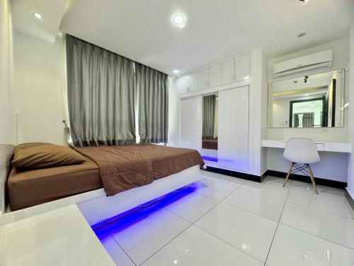een slaapkamer met een bed en blauwe lampjes op de vloer bij PTH Residence in Phnom Penh