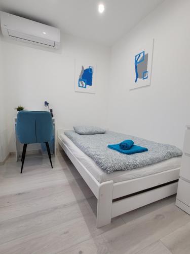 Postel nebo postele na pokoji v ubytování Blue Apartman
