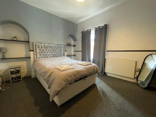a bedroom with a bed and a window at Beautiful 2 bedroom property with 5G WI-FI in Hull