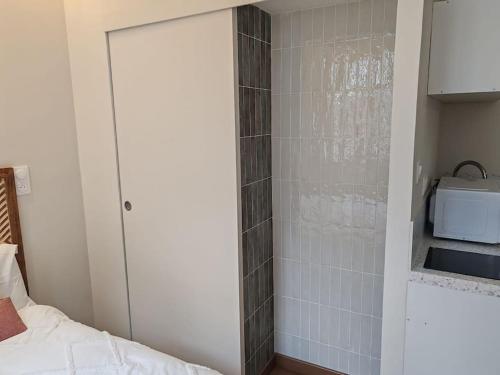 A bed or beds in a room at Le petit écureuil studio Hypercentre